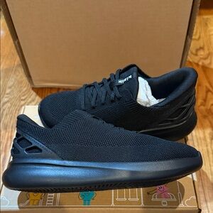 Kizik kids black sneakers new